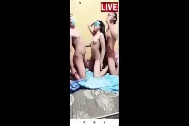 Dokumentasi 2 Gadis Cantik Live Kasur Topeng
