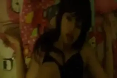 Dokumentasi Gadis Emo Cantik Bersantai Kasur
